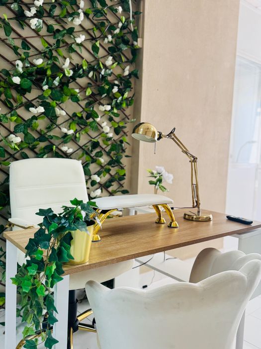 ALUGO MESA DE MANICURE JUNTO AO METRO - ENTRADA IMEDIATA