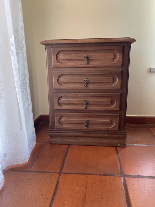 Mesa de Cabeceira Clássica com 4 Gavetas