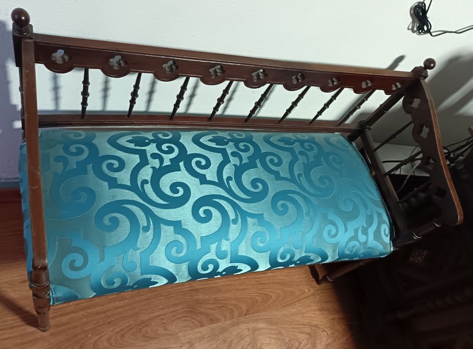 Canapé antigo restaurado de novo