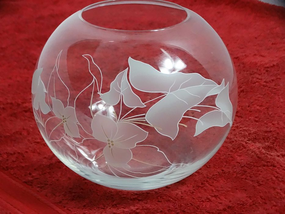 Elegancka szklana waza KULA – matowy motyw kwiatowy | 17,5 cm