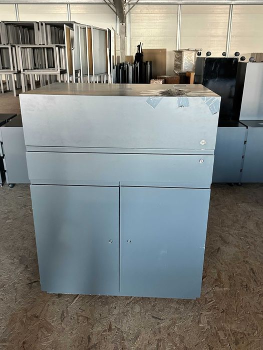 Mesa de suporte a videoconferências em madeira