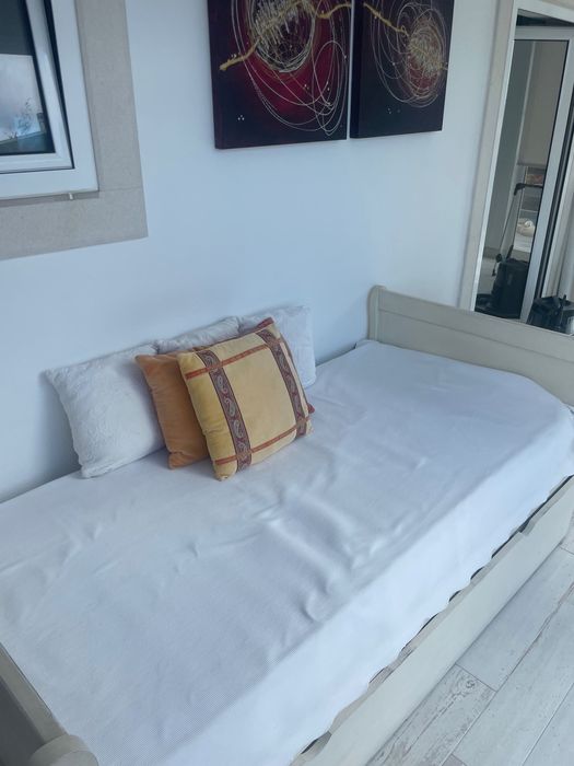 Cama individual com dois colchões  .
