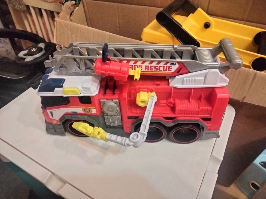 Пожарная машина борец с огнем