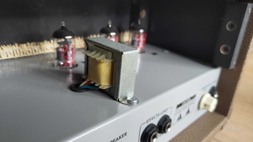 1-wattowy w pełni lampowy wzmacniacz typu HEAD w stanie idealnym