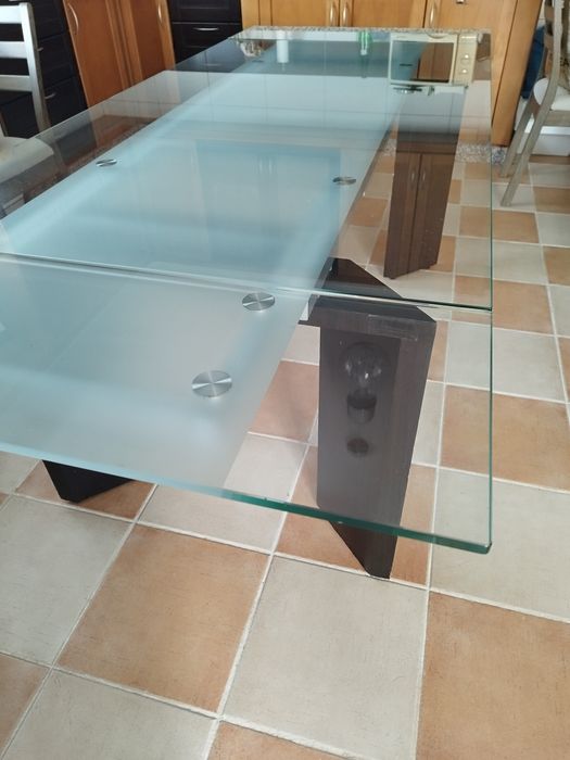 Mesa de jantar em vidro – extensível (1,60 m a 2,20 m)