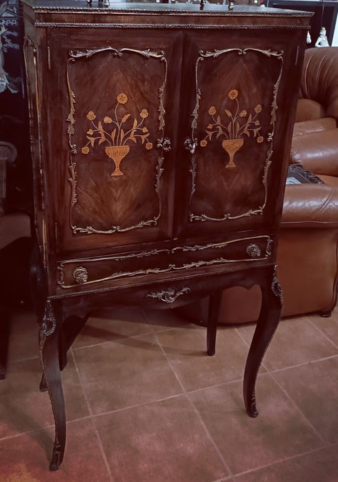 Móvel multiusos com embutidos