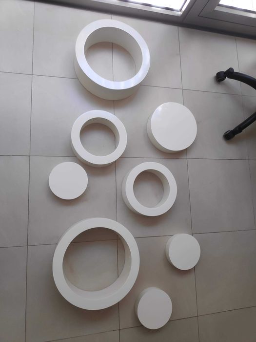 Prateleiras decorativas redondas para quarto de bebé em madeira lacada