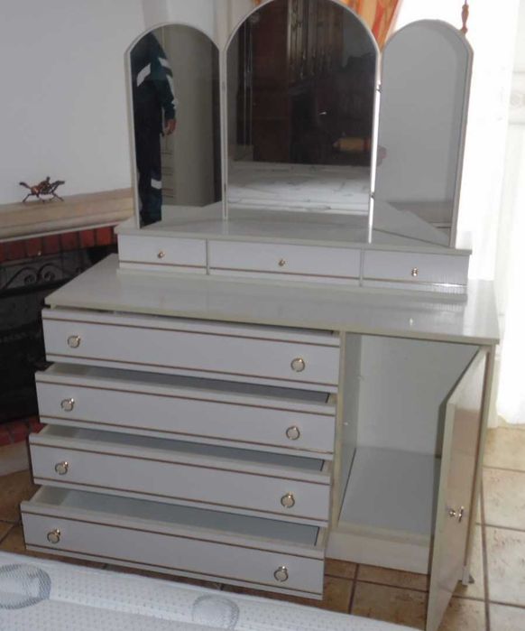 Conjunto cama, roupeiro e cómoda