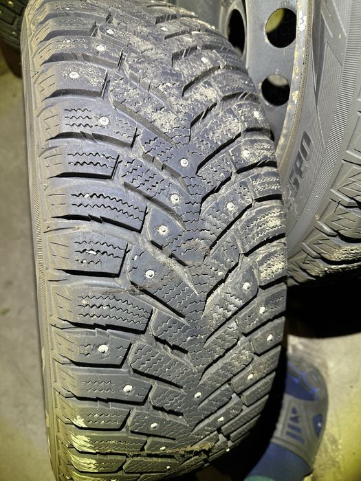 Продам зимову шиповану гуму на дисках 3000грн/шт+ торг
