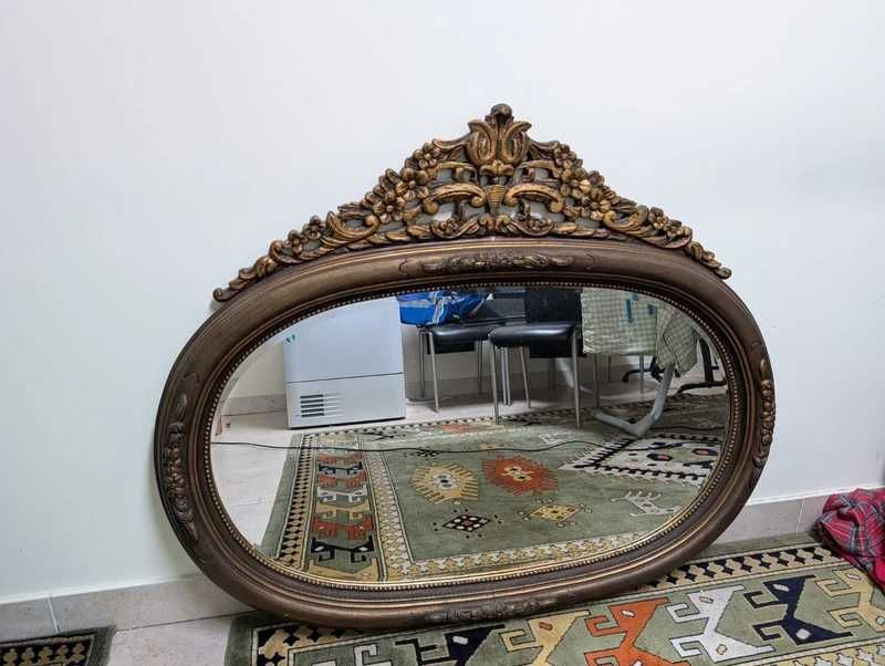 espelho de madeira com adornos em estilo barroco