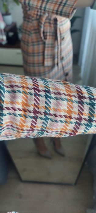 Elegancka taliowana sukienka midi z paskiem w kratkę Mohito 32 XXS