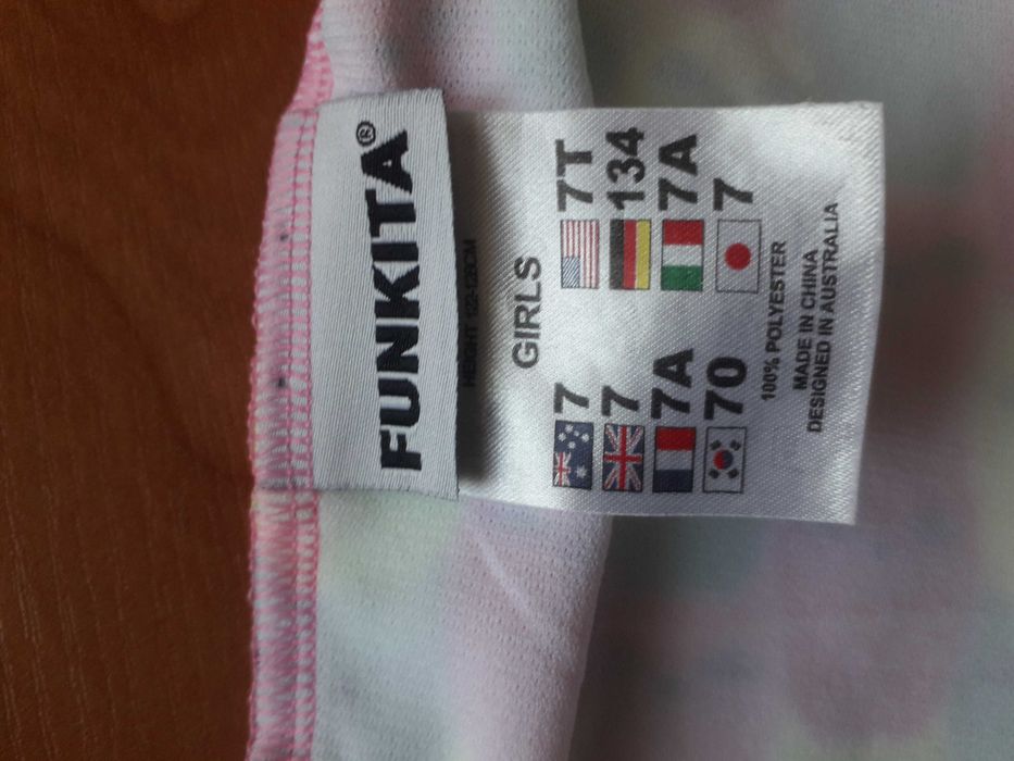 Яскравий купальник для дівчинки на зріст 122-128см.