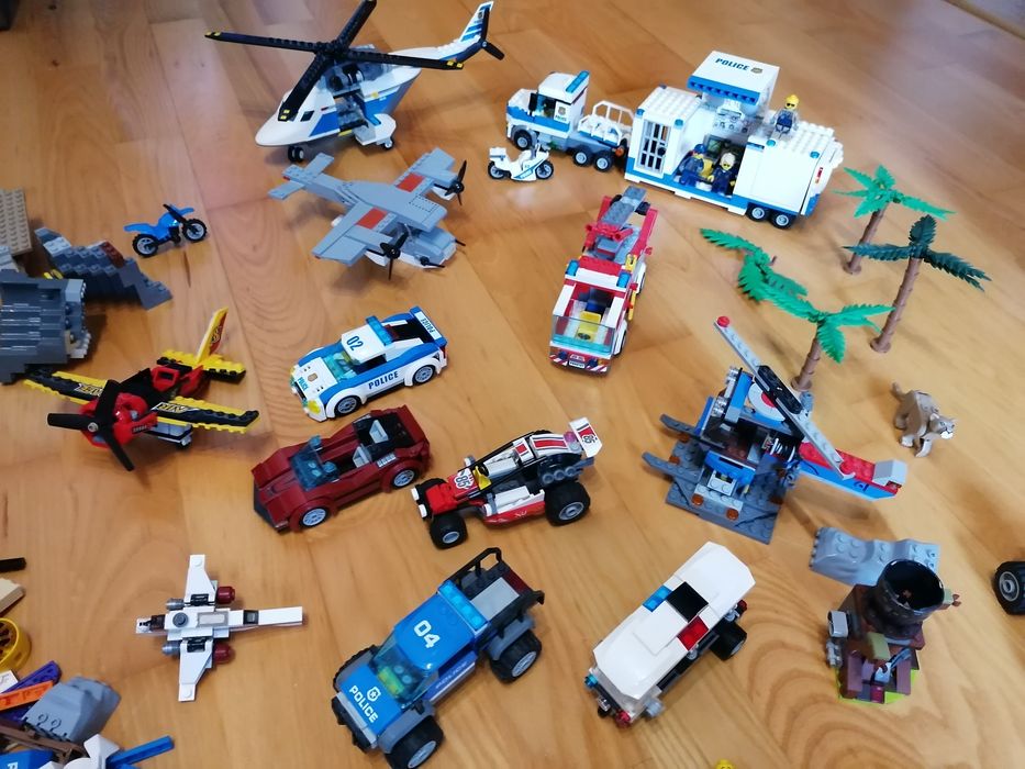 4 zestawy. Klocki Lego, helikopter, samochody policyjne, wyścigowe, mi