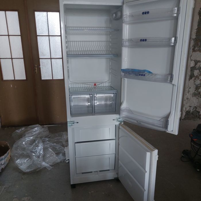 Холодильник  встраевымый