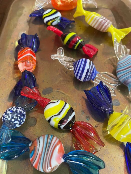 Caramelle Colorate Con Due Cuori Rossi in Ciotola Di Vetro E Petali Rosa Fotografia Stock