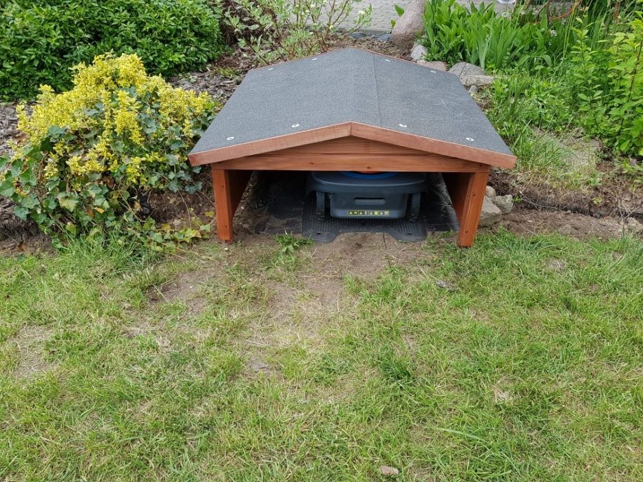 Domek, garaż dla kosiarki/robota koszącego