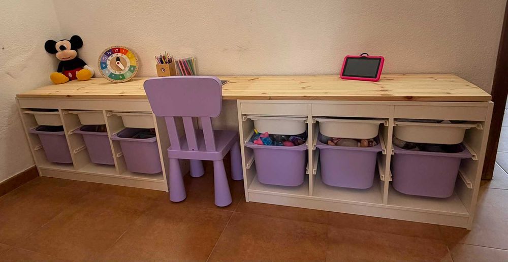Arrumação IKEA com mesa e cadeira infantil