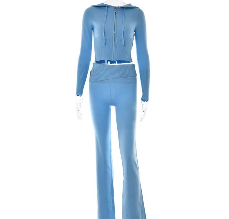 Жіночий вʼязаний голубий трендовий костюм