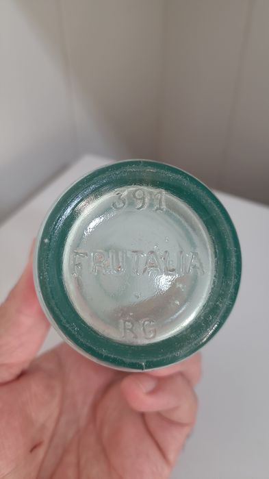 Garrafa gravada em alto relevo na base (FRUTALIA)