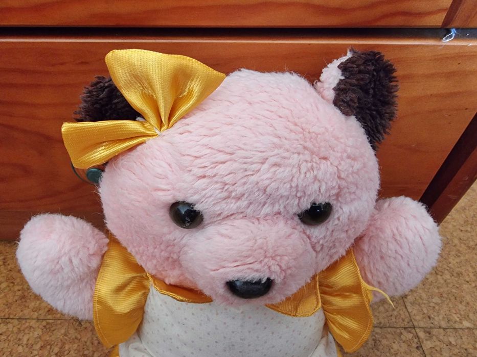 Ursa de peluche rosa com vestido e laço