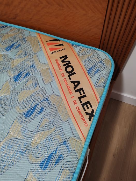 Cama de casal e mesa de cabeceira em