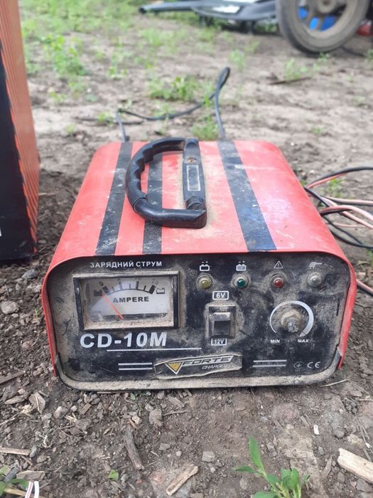 Зарядний пристрій Forte CD-10M
