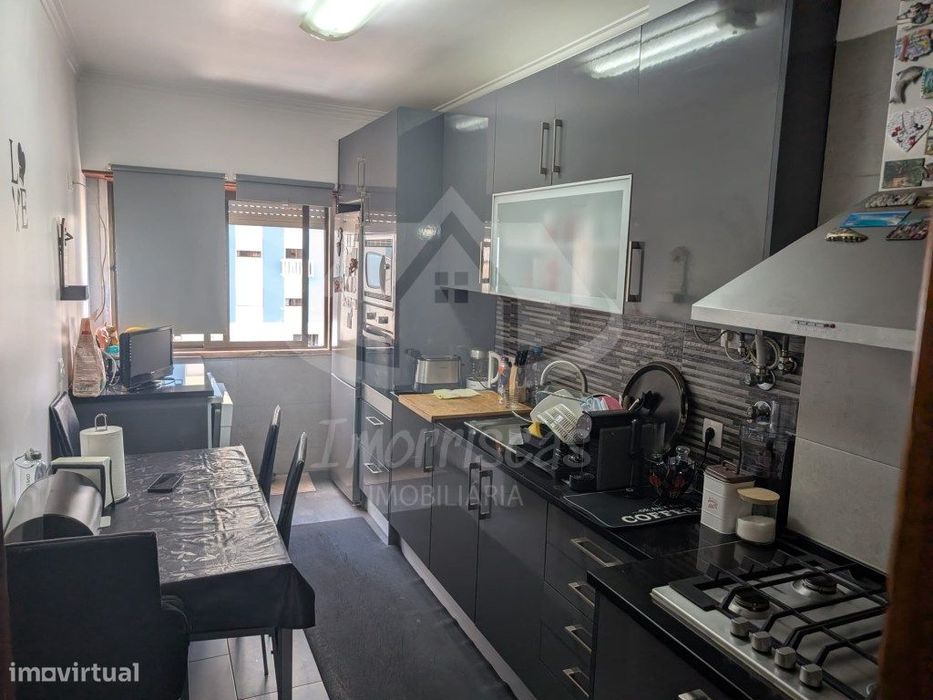 Apartamento T2 luminoso com varanda em Odivelas