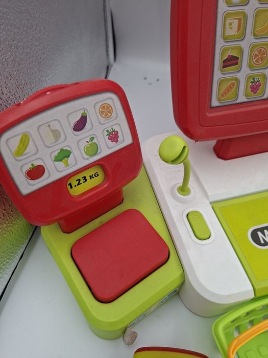 Zabawa w sklep kasa koszyk i akcesoria