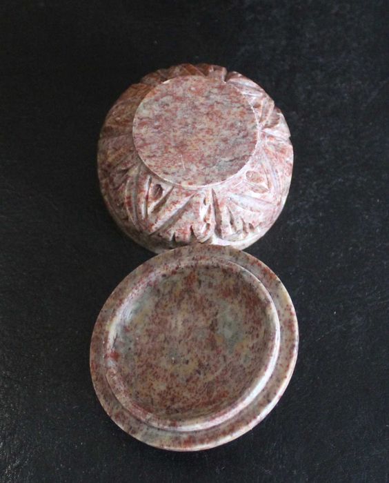 Caixa de pedra sabão vintage, esculpida à mão, com tampa