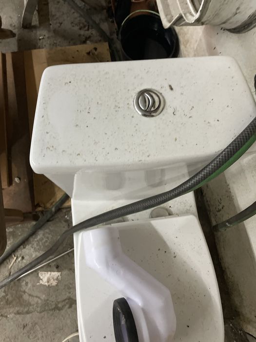 Vertical toilet with automatic flush system486108017785589762