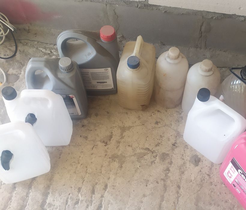 Каністри пусті.  Від 2 до 5 л.