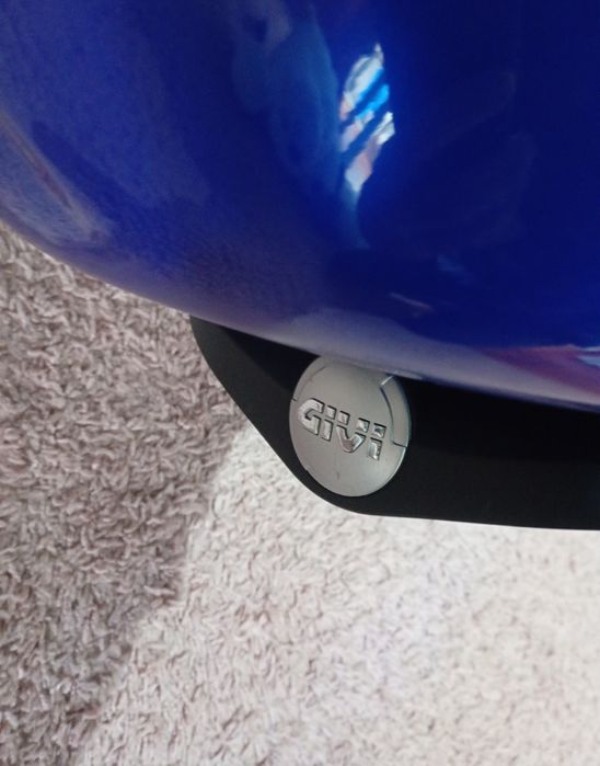 Baú para 2 capacetes.