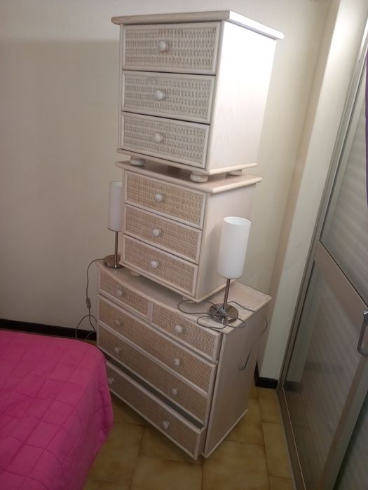 Cómoda,2 mesas cabeceira com 2 candeeiros.