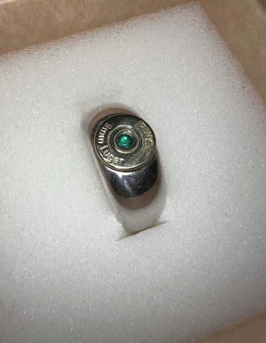 Серебряный мужской перстень с гильзой Luger 9 мм и изумрудом.