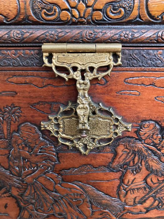 Arca de madeira trabalhada