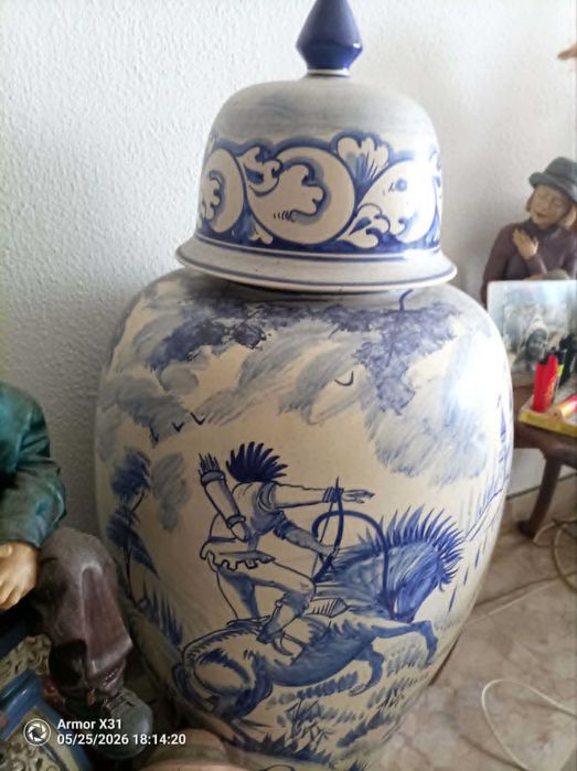 jarrao grande azul e branco