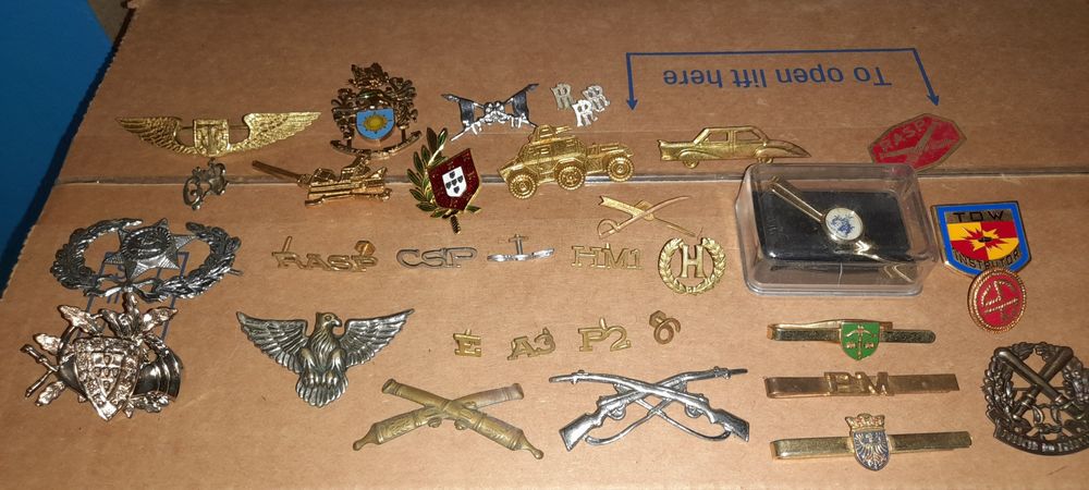Vários itens de militaria / crachás/patchs