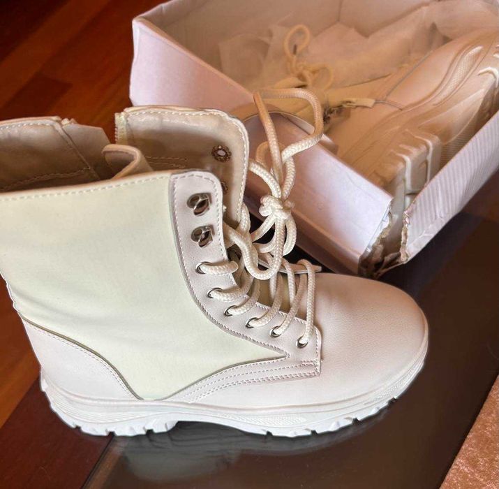 Botas brancas novas