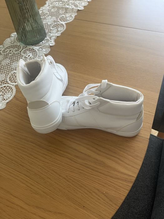 Sprzedam buty zalozone tylko raz ,okazaly sie za  duze