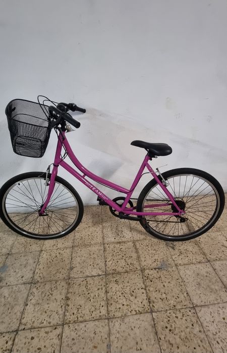 Bicicleta rosa em bom estado