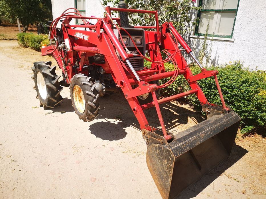 Trator 4x4 com frontal de efeito duplo e paralelogramo.