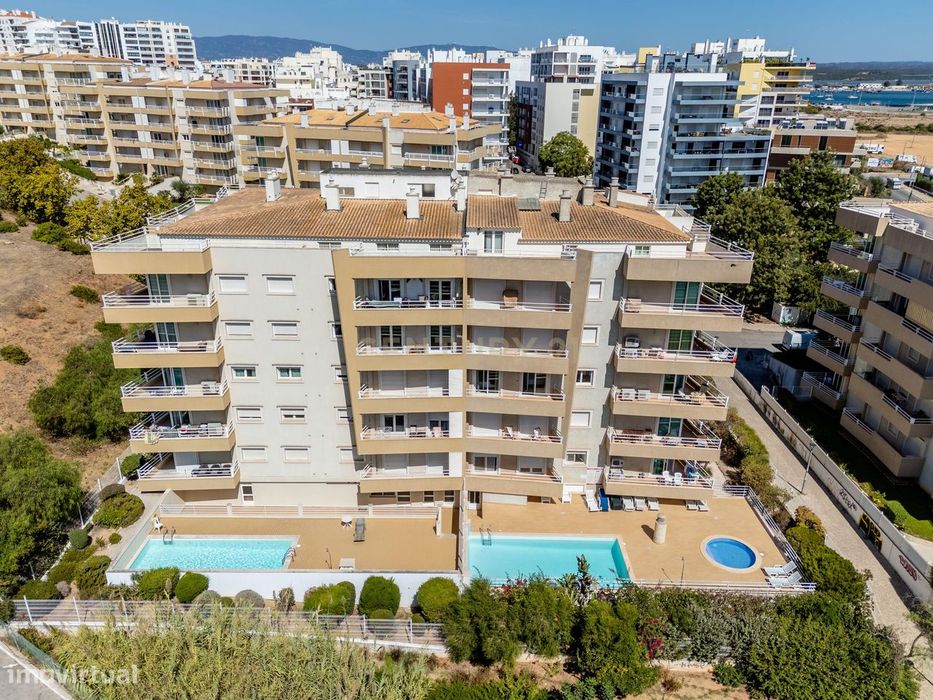 Espaçoso T2 a 400m da Praia da Rocha com Garagem Box p/ 2 Carros e Exp