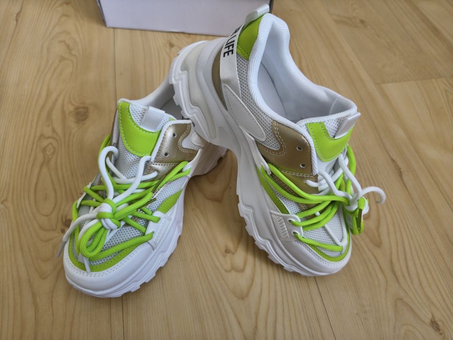Modowe sneakersy na platformie