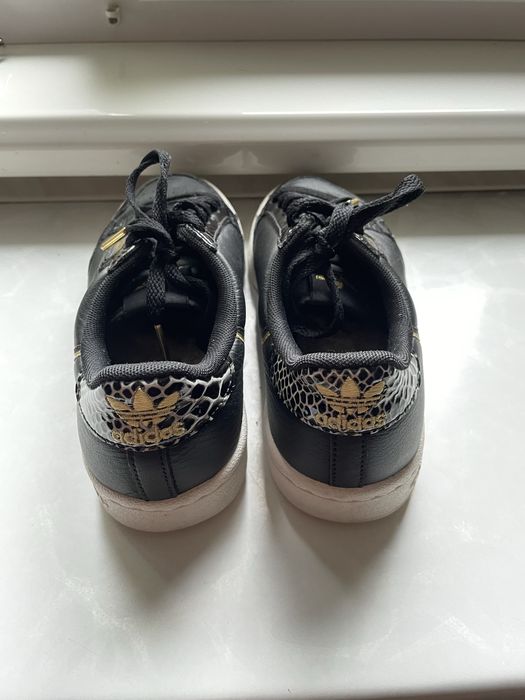 Стильні жіночі кросівки Adidas