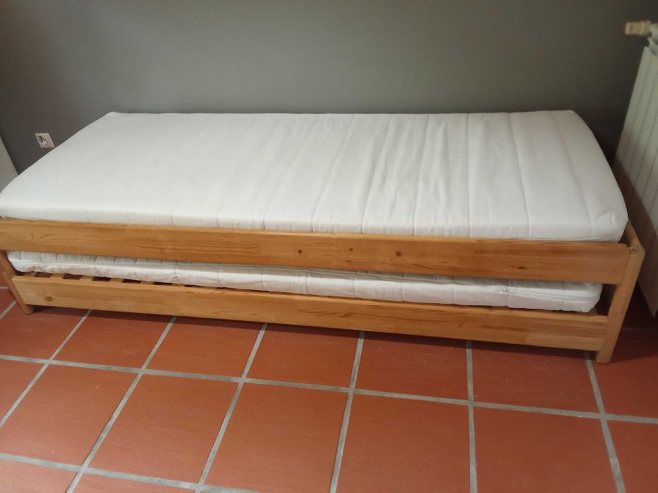 Duas Camas empilhaveis com estrados e colchoes novos