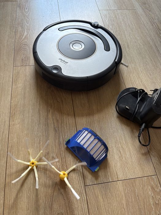 IRobot Roomba  ze stacja dokujacą.