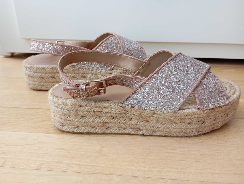 Sandálias preateadas glitter