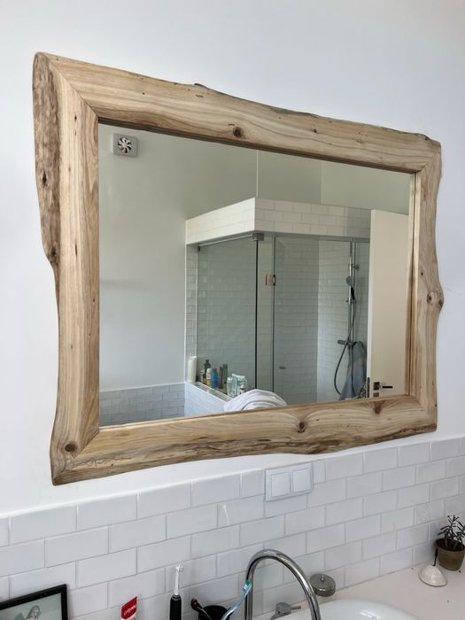 Espelho com maldura de madeira natural