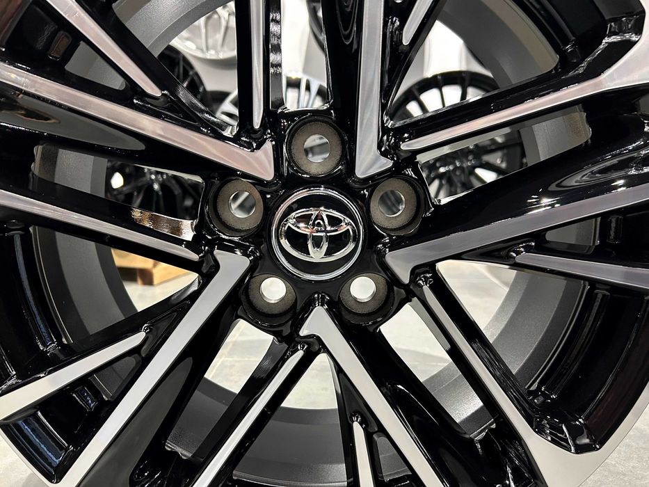 Oryginalne felgi 18 5x114.3 ET50 60.1 Toyota Camry + czujniki TPMS