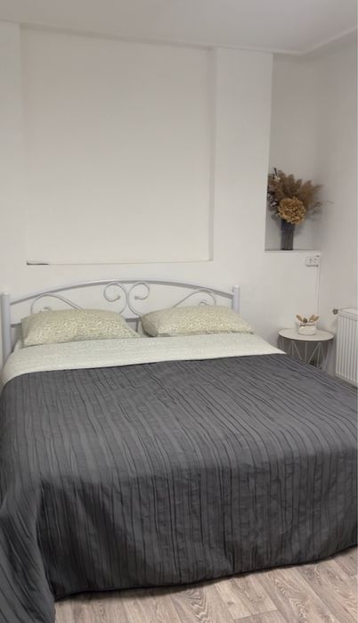 Подобова оренда великого будинку за містом з басейном з підігрівом